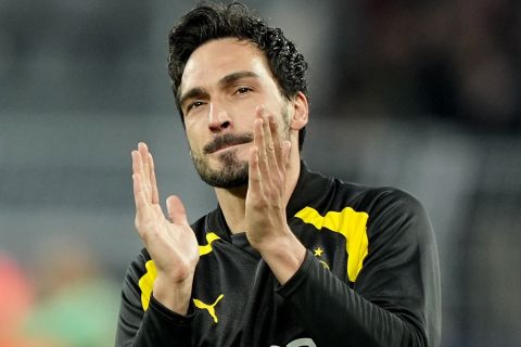 FILE - Dortmund's Mats Hummels applauds prior to a soccer match between Borussia Dortmund and Atletico Madrid in Dortmund, Germany, Tuesday, April 16, 2024. The most feared striker in Europe wont be playing at the European Championship. Thats because Erling Haalands Norway didnt qualify. Other big names missing from the Euros include Karim Benzema, Marcus Rashford, Mats Hummels and Sandro Tonali. (AP Photo/Martin Meissner, File)