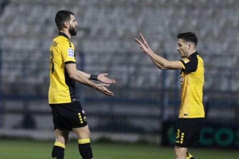 Οι Ολιβέιρα - Λόπες πανηγυρίζουν το 1-1 του Πορτογάλου επί του Απόλλωνα Σμύρνης