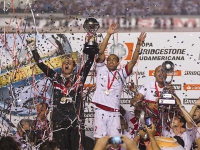 BRA38. SAO PAULO (BRASIL), 12/12/2012.- Los jugadores del club brasileño de Sao Paulo, Ceni (i) y Lucas (d) sostienen el trofeo de Campeón de la Copa Sudamericana, tras ganar por 2-0 a Tigres de Argentina, al finalizar el partido de vuelta de la final de la Copa Sudamericana que les enfrentó hoy, miércoles 12 de diciembre de 2012, en el estadio Morumbi de Sao Paulo, Brasil. EFE/Sebastião Moreira




