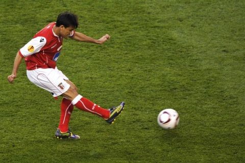 Braga's Mossoro attempts to score against Porto during their Europa League final soccer match at Lansdowne Road in Dublin May 18, 2011.     REUTERS/Dylan Martinez (IRELAND  - Tags: SPORT SOCCER)  