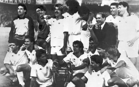 Silvio Berlusconi posa per una foto con la squadra dopo la conquista della Coppa Campioni il 24 maggio 1989.ANSA/DRN