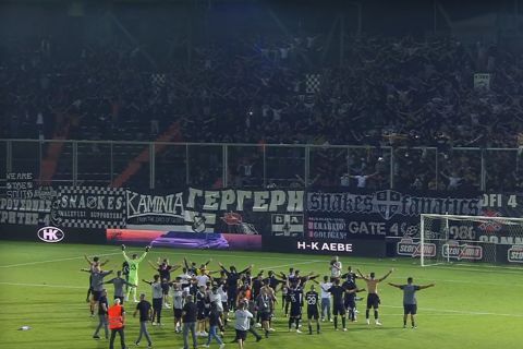 ΟΦΗ: Πάρτι στο Γεντί Κουλέ μετά το 2-0 επί της ΑΕΚ, χέρια παικτών - Νταμπράουσκας με τον κόσμο