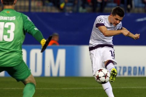 Austria Vienna's Thomas Murg, right, challenges Atletico Madrid's goalkeeper Thibaut Courtois from Belgium, during a Champions League Group G soccer match between Atletico Madrid and Austria Vienna, at the Vicente Calderon stadium in Madrid, Wednesday, Nov. 6, 2013. (AP Photo/Francisco Seco)