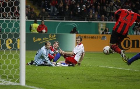 Eintracht Frankfurt's Thoefanis Gekas (R) scores a goal against Hamburg SV during their German Soccer Cup (DFB-Pokal) match in Frankfurt October 27, 2010. REUTERS/Alex Domanski (GERMANY - Tags: SPORT SOCCER) DFB RULES PROHIBIT USE IN MMS SERVICES VIA HANDHELD DEVICES UNTIL TWO HOURS AFTER A MATCH AND ANY USAGE ON INTERNET OR ONLINE MEDIA SIMULATING VIDEO FOOTAGE DURING THE MATCH