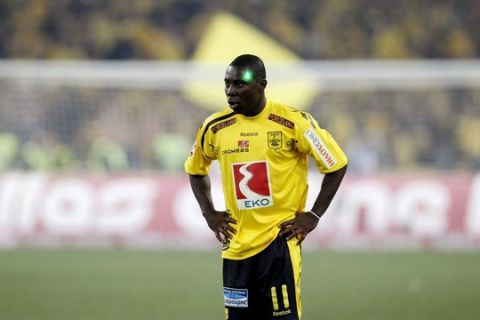 A laser beam is pointed at Aris Thessaloniki's Freddy Adu during the Greek Cup final soccer match against Panathinaikos in Athens April 24, 2010. REUTERS/Yiorgos karahalis (GREECE - Tags: SPORT SOCCER)