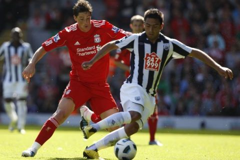 Liverpool's Fernando Torres (L) challenges West Bromwich Albion's Gonzalo Jara (R) during their English Premier League soccer match at Anfield in Liverpool, northern England, August 29, 2010.     REUTERS/Phil Noble (BRITAIN - Tags: SPORT SOCCER) NO ONLINE/INTERNET USAGE WITHOUT A LICENCE FROM THE FOOTBALL DATA CO LTD. FOR LICENCE ENQUIRIES PLEASE TELEPHONE ++44 (0) 207 864 9000