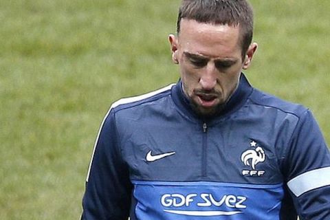 France's soccer team player Karim Benzema, left, and Franck Ribery walk during a training session at the Stade de France in Saint Denis, north of Paris, Monday, March 25, 2013. France will play against Spain during their World Cup 2014 qualifying soccer match on Tuesday, March 26. (AP Photo/Christophe Ena)