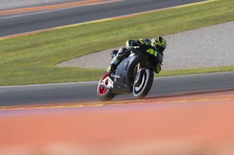 VALENCIA, SPAIN - NOVEMBER 16:   Aleix Espargaro of Spain and Aprilia Racing Team Gresini rounds the bend during the MotoGp Tests In Valencia at Ricardo Tormo Circuit on November 16, 2016 in Valencia, Spain.  (Photo by Mirco Lazzari gp/Getty Images)