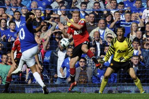 Everton's Mikel Arteta (L) shoots to score against Manchester United during their English Premier League soccer match in Liverpool, northern England September 11, 2010.REUTERS/Nigel Roddis (BRITAIN - Tags: SPORT SOCCER) NO ONLINE/INTERNET USAGE WITHOUT A LICENCE FROM THE FOOTBALL DATA CO LTD. FOR LICENCE ENQUIRIES PLEASE TELEPHONE ++44 (0) 207 864 9000