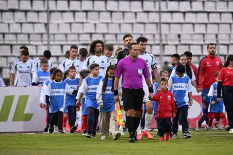 Στιγμιότυπο από την είσοδο του Παναθηναϊκού και του Βόλου στο Πανθεσσαλικό Στάδιο