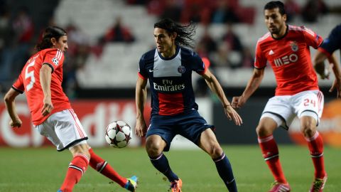 PSG's Uruguayan forward Edinson Cavani (C) vies with Benfica's Serbian midfielder Ljubomir Fejsa (L) and  Argentinian defender Ezequiel Garay during the UEFA Champions League Group C football match SL Benfica vs Paris Saint-Germain at the Luz stadium in Lisbon on December 10, 2013.   AFP PHOTO/ FRANCISCO LEONG        (Photo credit should read FRANCISCO LEONG/AFP/Getty Images)