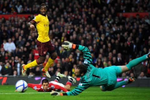 MANCHESTER, ENGLAND - MARCH 12:  Javier Hernandez of Manchester United looks on as Manuel Almunia of Arsenal saves his header but the ball rolls into the path of Fabio Da Silva to score the opening goal during the FA Cup sponsored by E.On Sixth Round match between Manchester United and Arsenal at Old Trafford on March 12, 2011 in Manchester, England.  (Photo by Clive Mason/Getty Images)