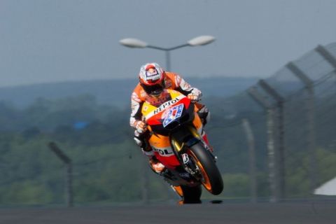 LE MANS, FRANCE - MAY 14:  Casey Stoner of Australia and Repsol Honda Team heads down a straight during the qualifying practice during the MotoGP of France in Le Mans Circuit on May 14, 2011 in Le Mans, France.  (Photo by Mirco Lazzari gp/Getty Images)