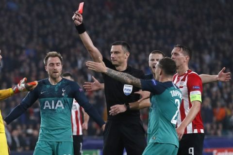 Referee Slavko Vincic of Slovenia shows a red card to Tottenham goalkeeper Hugo Lloris, in yellow, after a foul on PSV's Hirving Lozano, right, during a Group B Champions League soccer match between PSV Eindhoven and Tottenham Hotspur at the Philips stadium in Eindhoven, Netherlands, Wednesday, Oct. 24, 2018. (AP Photo/Peter Dejong)