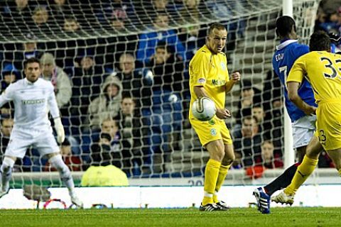 10/11/10 CLYDESDALE BANK PREMIER LEAGUE
RANGERS v HIBS
IBROX - GLASGOW
Hibs' Liam Miller sees his shot from distance somehow find it's way into the net