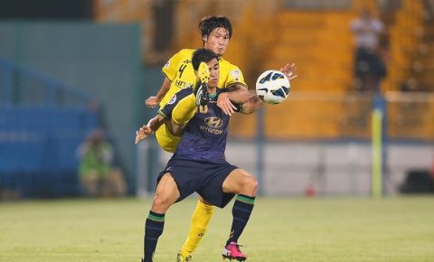 (L-R) Daisuke Suzuki (Reysol), Leonardo (Jeonbuk), MAY 22, 2013 - Football /Soccer : AFC Champions League Round of 16 2nd leg match between Kashiwa Reysol 3-2 Jeonbuk Hyundai Motors at Hitachi Kashiwa Stadium, Chiba, Japan. (Photo by AFLO SPORT)