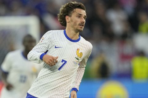 Antoine Griezmann of France in action during a Group D match between Austria and France at the Euro 2024 soccer tournament in Duesseldorf, Germany, Monday, June 17, 2024. (AP Photo/Andreea Alexandru)