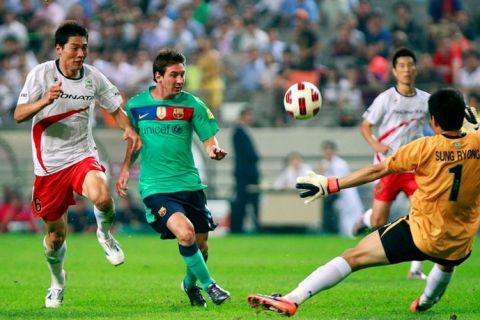 SEOUL, SOUTH KOREA - AUGUST 04:  Lionel Messi (C) of FC Barcelona and Jung Sung-Ryong of K-League All Stars compete for the ball during the friendly match between FC Barcelona and a K-League All Star team at the Seoul World Cup stadium on August 4, 2010 in Seoul, South Korea.  (Photo by Chung Sung-Jun/Getty Images)