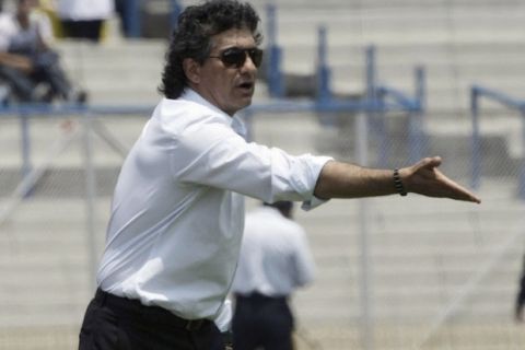 Santos coach Ruben Omar Romano of Argentina gives instructions to his players during their Mexican league championship soccer match against Pumas in University Stadium in Mexico City April 11, 2010.  REUTERS/Henry Romero (MEXICO - Tags: SPORT SOCCER)