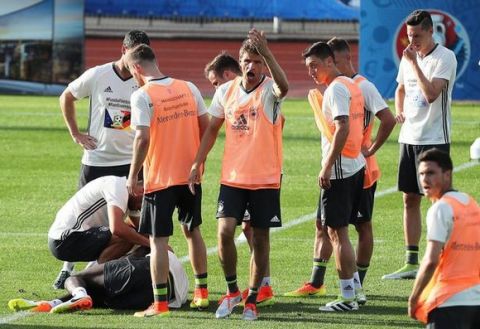 epa05350741 German national soccer team forward Thomas Mueller (C) reacts next to his injured teammate Antonio Ruediger (bottom L) during his team's training session at the team hotel in Evian-les-Bains, France, 07 June 2016. The team of Germany arrived in France for the UEFA EURO 2016 soccer championship that starts on 10 June 2016.  EPA/CHRISTIAN CHARISIUS