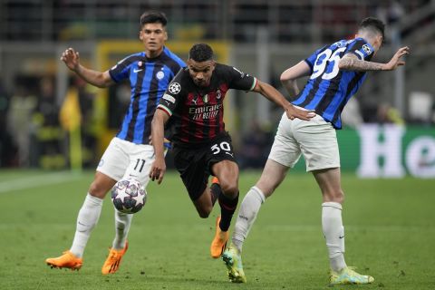 AC Milan's Junior Messias, center, runs with the ball between Inter Milan's Joaquin Correa, left, and Inter Milan's Alessandro Bastoni during the Champions League semifinal first leg soccer match between AC Milan and Inter Milan at the San Siro stadium in Milan, Italy, Wednesday, May 10, 2023. (AP Photo/Antonio Calanni)