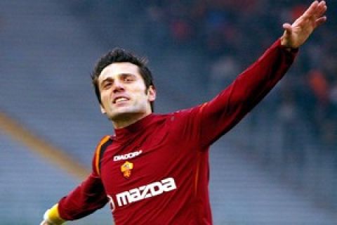 Roma's Vincenzo Montella celebrates after he scored during the Serie A Italian top league soccer match between Roma and Parma, in Rome's Olympic stadium, Sunday, Dec. 19, 2004. Roma won 5-1.  (AP Photo/Giuseppe Calzuola)