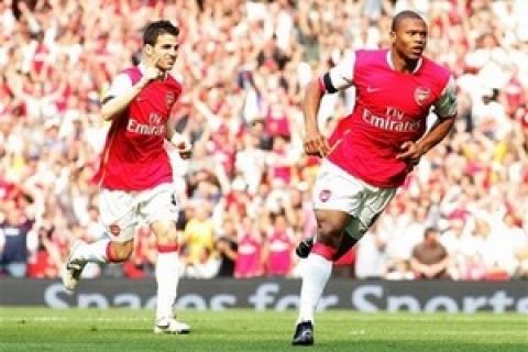 Arsenal's Julio Baptista, right, celebrates his goal against Fulham with teammate Cesc Fabregas during their English Premiership soccer match at Emirates Stadium, London, Sunday, April 29, 2007. (AP Photo/Sang Tan) ** NO INTERNET/MOBILE USAGE WITHOUT FAPL LICENCE - SEE IPTC SPECIAL INSTRUCTIONS FIELD FOR DETAILS **