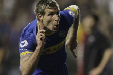 Boca Juniors' Martin Palermo celebrates his goal against Colon at an Argentine soccer league match in Buenos Aires, Argentina, Sunday Sept. 19, 2010.  (AP Photo/Eduardo Di Baia)