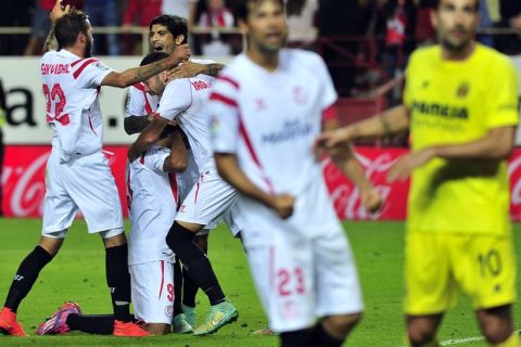 Partido de la Liga BBVA disputado entre el Sevilla y el Villarreal. En la imagen, los jugadores del Sevilla celebran la victoria. 

League BBVA match played between Sevilla and Villarreal. In this picture, Sevilla players celebrate victory.