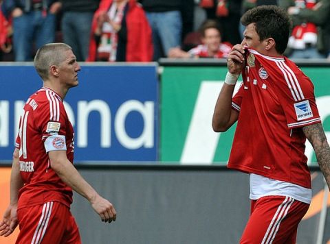 Fußball Bundesliga 29. Spieltag: FC Augsburg - FC Bayern München am 05.04.2014 in der SGL-Arena in Augsburg (Bayern). Münchens Bastian Schweinsteiger (l) und Mario Mandzukic gehen vom Platz. Augsburg gewann mit 1:0. Foto: Stefan Puchner/dpa