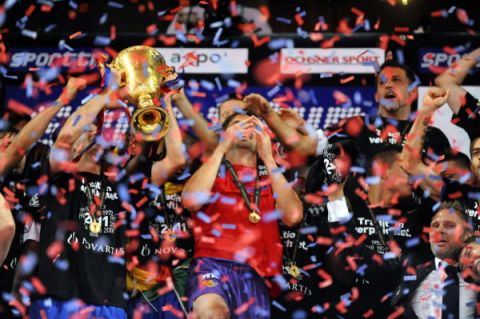 Basel's Franco Costanzo, centre, celebrates with the trophy after the Super League soccer match between FC Basel and FC Lucerne at the St. Jakob-Park stadium in Basel, Switzeland, Wednesday, May 25, 2011. (KEYSTONE/Walter Bieri)