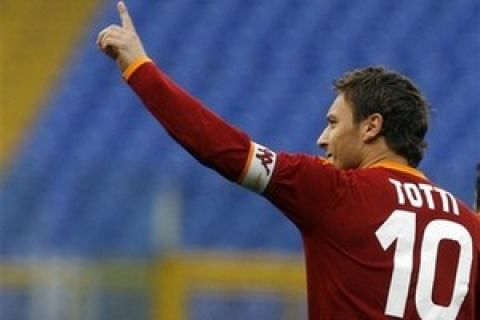 AS Roma forward Francesco Totti celebrates after scoring during the Italian Cup semifinal, first-leg soccer match between AS Roma and Catania at Rome's Olympic Stadium, Wednesday, April 16, 2008. (AP Photo/Alessandra Tarantino)