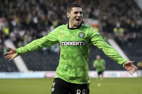 Celtic's Gary Hooper celebrates scoring against Kilmarnock during their Scottish Premier League soccer match at Rugby Park stadium in Kilmarnock, Scotland April 20, 2011. REUTERS/David Moir (BRITAIN - Tags: SPORT SOCCER)