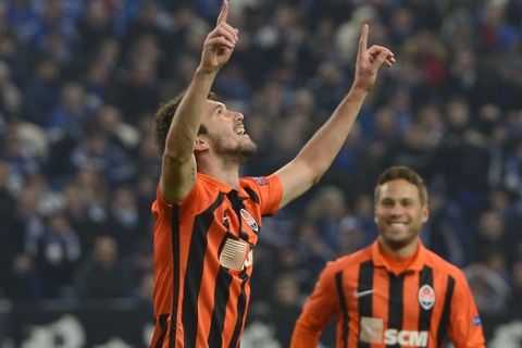 Donetsk's Facundo Ferreyra celebrates beside Schalke's Junior Caicara, left, after scoring his side's second goal during the Europa League round of 32 second leg soccer match between FC Schalke 04 and Shakhtar Donetsk in Gelsenkirchen, Germany, Thursday, Feb. 25, 2016. (AP Photo/Martin Meissner)