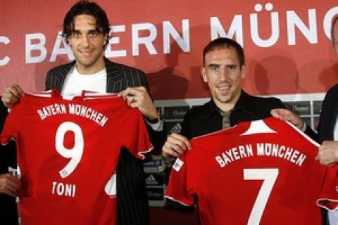 Bayern Munich's managing director Karl Hopfner (L) and manager Uli Hoeness (R) presents their team's new players at a press conference 07 June 2007 in the southern Germany city of Munich. Italian World Cup winning striker Luca Toni (2ndL) and French international midfielder Franck Ribery (2ndR) pose for photographers with their new shirts. AFP PHOTO DDP/JOERG KOCH   GERMANY OUT (Photo credit should read JOERG KOCH/AFP/Getty Images)