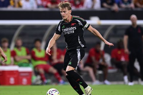 Arsenal's Martin Ødegaard in action during an international friendly soccer match against Liverpool, Wednesday, July 31, 2024, in Philadelphia. (AP Photo/Derik Hamilton)