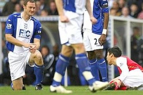 Arsenal's Eduardo, right, lies on the ground in pain with a suspected broken leg following a challenge by Birmingham City's Martin Taylor, left, during the English Premier League soccer match at St Andrews, Birmingham, England, Saturday Feb. 23, 2008. (AP Photo/PA, Nick Potts) ** UNITED KINGDOM OUT NO SALES NO ARCHIVE - NO INTERNET/MOBILE USAGE WITHOUT FAPL LICENCE - SEE IPTC SPECIAL INSTRUCTIONS FIELD FOR DETAILS **