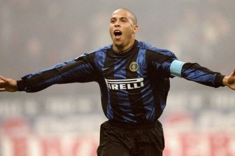 23 Oct 1999:  Ronaldo of Inter Milan celebrates his goal against AC Milan during the Serie A match at the San Siro in Milan, Italy.  \ Mandatory Credit: Claudio Villa /Allsport