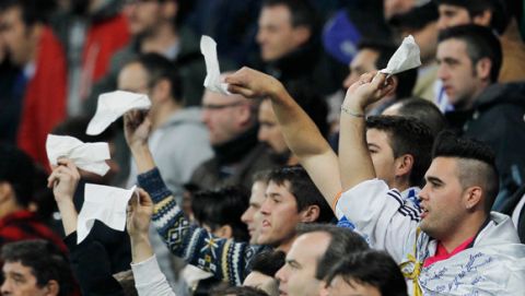 Partido de vuelta de 1/8 de Liga de Campeones entre el Real Madrid y el Schalke 04. En la imagen, protestas del público local. 

Second leg of 1/8 Champions League match between Real Madrid and Schalke 04. In this picture, Real Madrid fans protest against to their team.