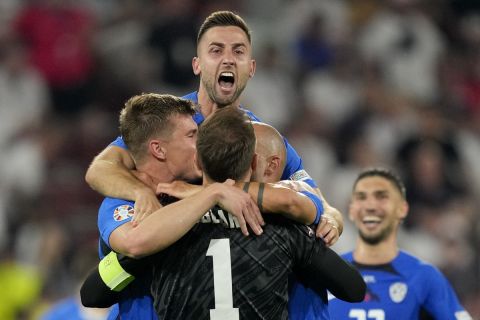 Οι παίκτες της Σλοβενίας πανηγυρίζουν την πρόκριση στους 16 του Euro 2024
