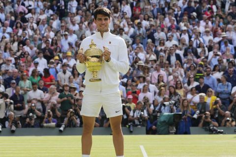 Ο Κάρλος Αλκαράθ με το τρόπαιο από το Wimbledon στα χέρια του