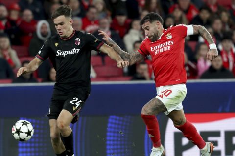 Benfica's Nicolas Otamendi, right, vies for the ball with Bologna's Thijs Dallinga during a Champions League opening phase soccer match between SL Benfica and Bologna FC at the Luz stadium in Lisbon, Wednesday, Dec. 11, 2024. (AP Photo/Pedro Rocha)