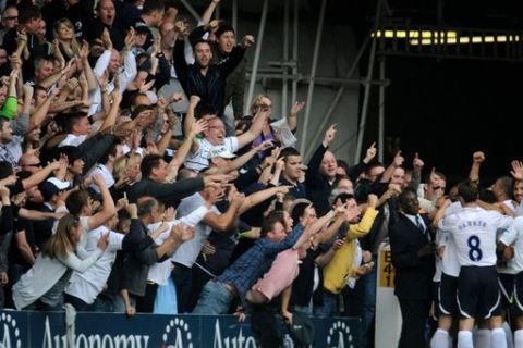 Tottenham fans celebrate their opening goal, scored by Tottenham Hotspur's Luka Modric, during their English Premier League soccer match against Liverpool at White Hart Lane in north London September 18, 2011. REUTERS/Philip Brown (BRITAIN - Tags: SPORT SOCCER) FOR EDITORIAL USE ONLY. NOT FOR SALE FOR MARKETING OR ADVERTISING CAMPAIGNS. NO USE WITH UNAUTHORIZED AUDIO, VIDEO, DATA, FIXTURE LISTS, CLUB/LEAGUE LOGOS OR "LIVE" SERVICES. ONLINE IN-MATCH USE LIMITED TO 45 IMAGES, NO VIDEO EMULATION. NO USE IN BETTING, GAMES OR SINGLE CLUB/LEAGUE/PLAYER PUBLICATIONS