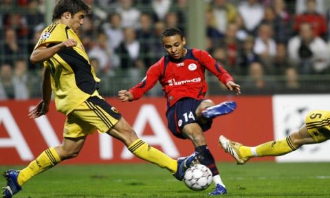 Kader Keita tacle par Socratis Papastathopoulos et Bruno Cirillo - Lille / AEK Athenes - Champions League - C1 - 17.10.2006 - Foot Football - Largeur action duel opposition