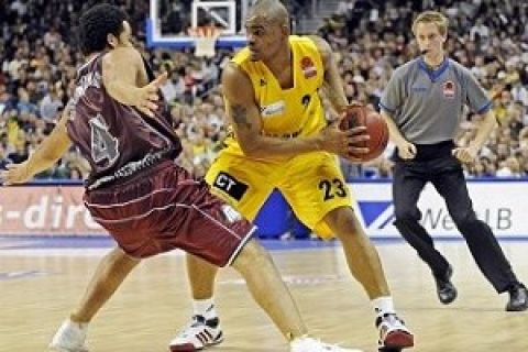 Alba Berlin's Immanuel McElroy (C) vies with Artland Dragons' Flavio Stueckemann (L) during the new season's first match a at the newly opened O2 Arena in Berlin on September 21, 2008. The new stadium is home to Alba Berlin and the Eisbaeren" Ice-hockey team. AFP PHOTO DDP / CLEMENS BILAN  GERMANY OUT (Photo credit should read CLEMENS BILAN/AFP/Getty Images)