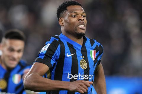 Inter Milan's Denzel Dumfries celebrates after scoring his second goal during the Italian Super Cup semifinal soccer match between Inter Milan and Atlanta at Al Awwal Park stadium in Riyadh, Saudi Arabia, Thursday, Jan. 2, 2025. (AP Photo/Altaf Qadri)