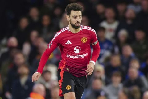 FILE - Manchester United's Bruno Fernandes runs with the ball during the English Premier League soccer match between Ipswich Town and Manchester United at Portman Road stadium in Ipswich, England, Sunday, Nov. 24, 2024. (AP Photo/Dave Shopland, File)