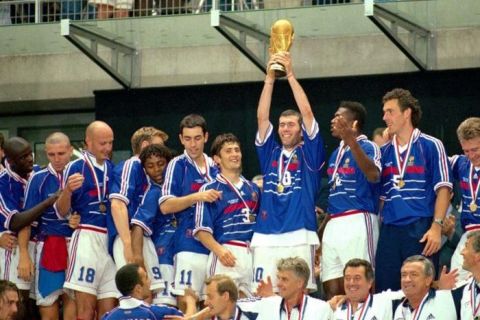 Zinedine ZIDANE avec le trophee - podium - Equipe de France - joie - attitude - France /Bresil- 12.07.1998 - Foot football - Finale de la coupe du monde 98 - 1998 - archives archive - largeur