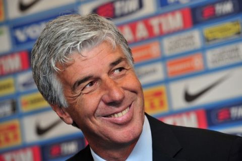 New Inter Milan's coach Gian Piero Gasperini (L) is presented to the media on July 5, 2011 at the team's training center in Appiano Gentile near Milan. AFP PHOTO / GIUSEPPE CACACE (Photo credit should read GIUSEPPE CACACE/AFP/Getty Images)