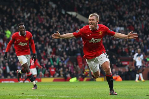 MANCHESTER, ENGLAND - JANUARY 14:  Paul Scholes of Manchester United celebrates after scoring the opening goal during the Barclays Premier League match between Manchester United and Bolton Wanderers at Old Trafford on January 14, 2012 in Manchester, England.  (Photo by Alex Livesey/Getty Images)